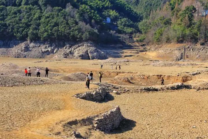 浙江一水库见底，古村重见天日！打卡游客人山人海