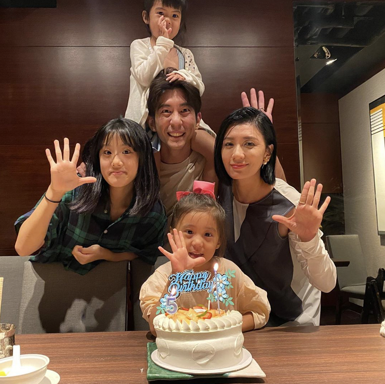 贾静雯女儿梧桐妹和萧敬腾打游戏，两人同框像兄妹，互嫌对方太弱