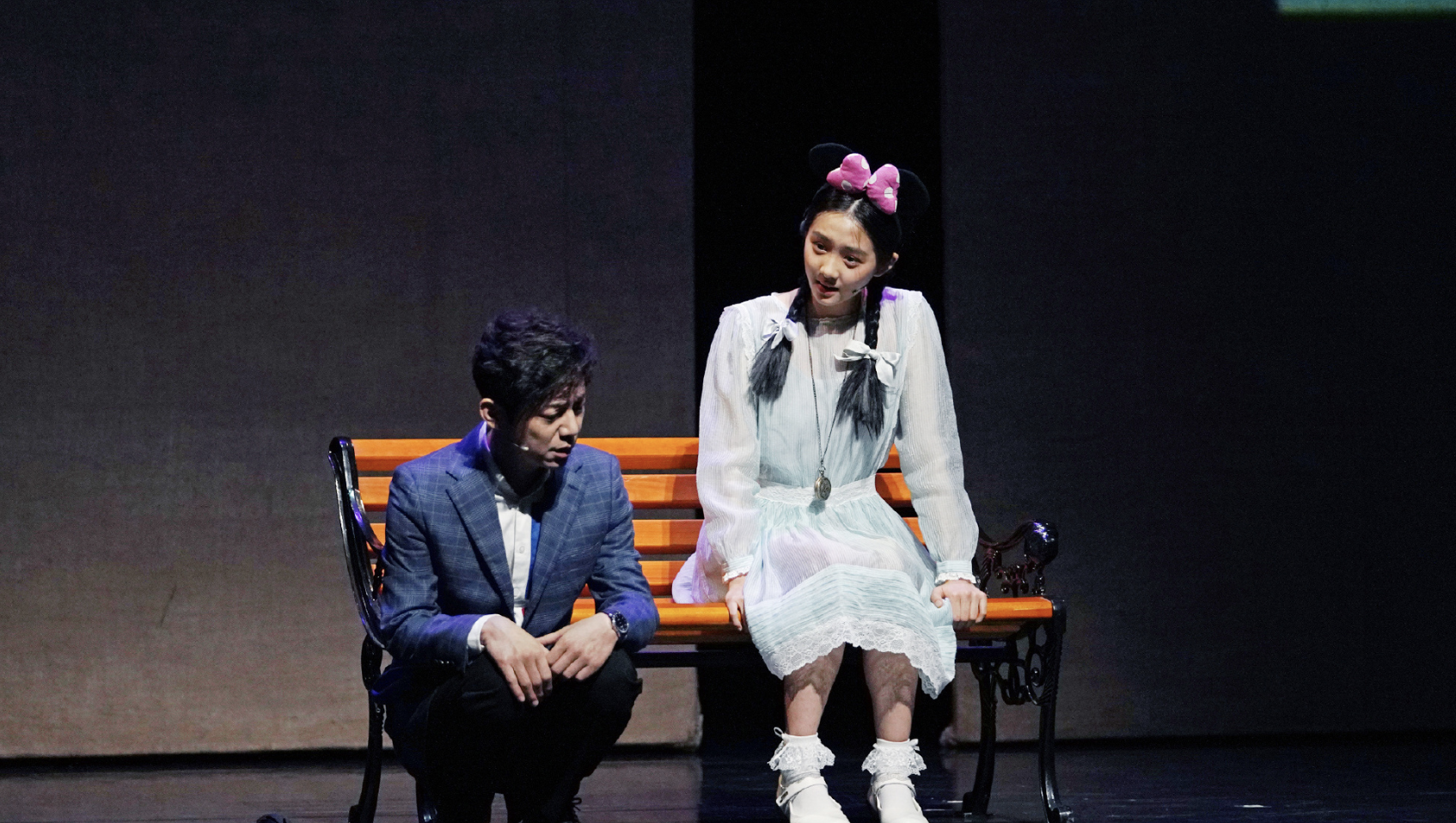 多多与话剧演员们合影，身高直逼何炅气质出众，高清舞台照再曝光