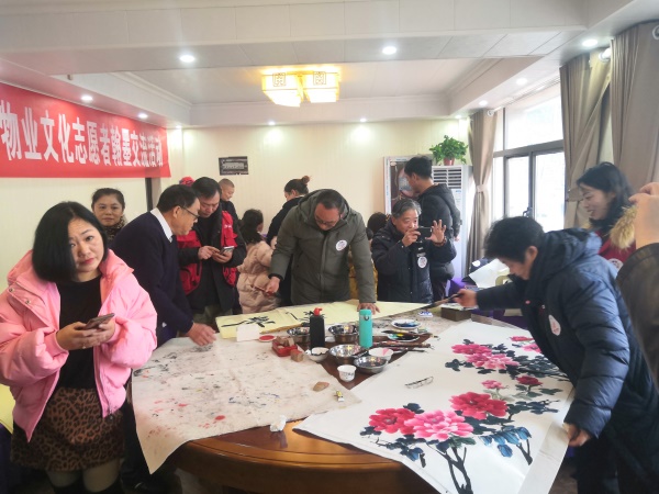 淮安：企业、画院在“志愿者日”携手开展书画赠百姓活动