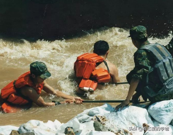 98年抗洪流泪的老将军，已经去世3年了，唯一的