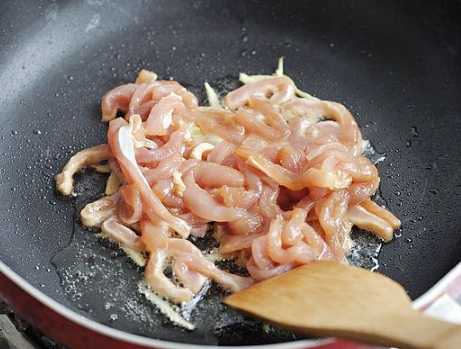 图片[5]-炒蒜苔时 直接下锅炒是不对的 多加1个步骤 蒜苔翠绿更入味-起舞食谱网