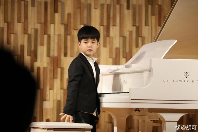 曾經因為練彈鋼琴被難為得哭現在的安吉都能在舞台上表演了