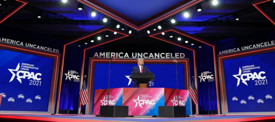 川普退休“妻离子散”？孤身曝再选总统，妻女