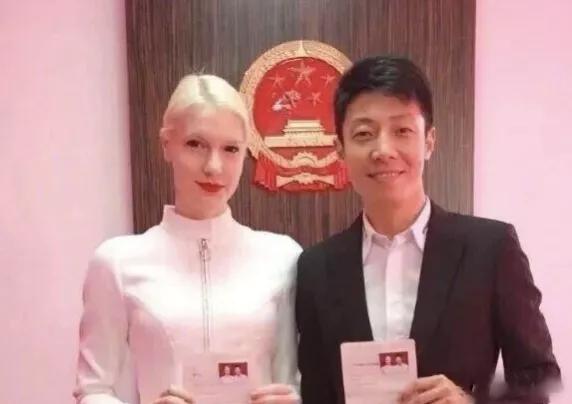 网友偶遇撒贝宁一家，儿子剃成光头萌呆可爱，爱妻大腿细长修白