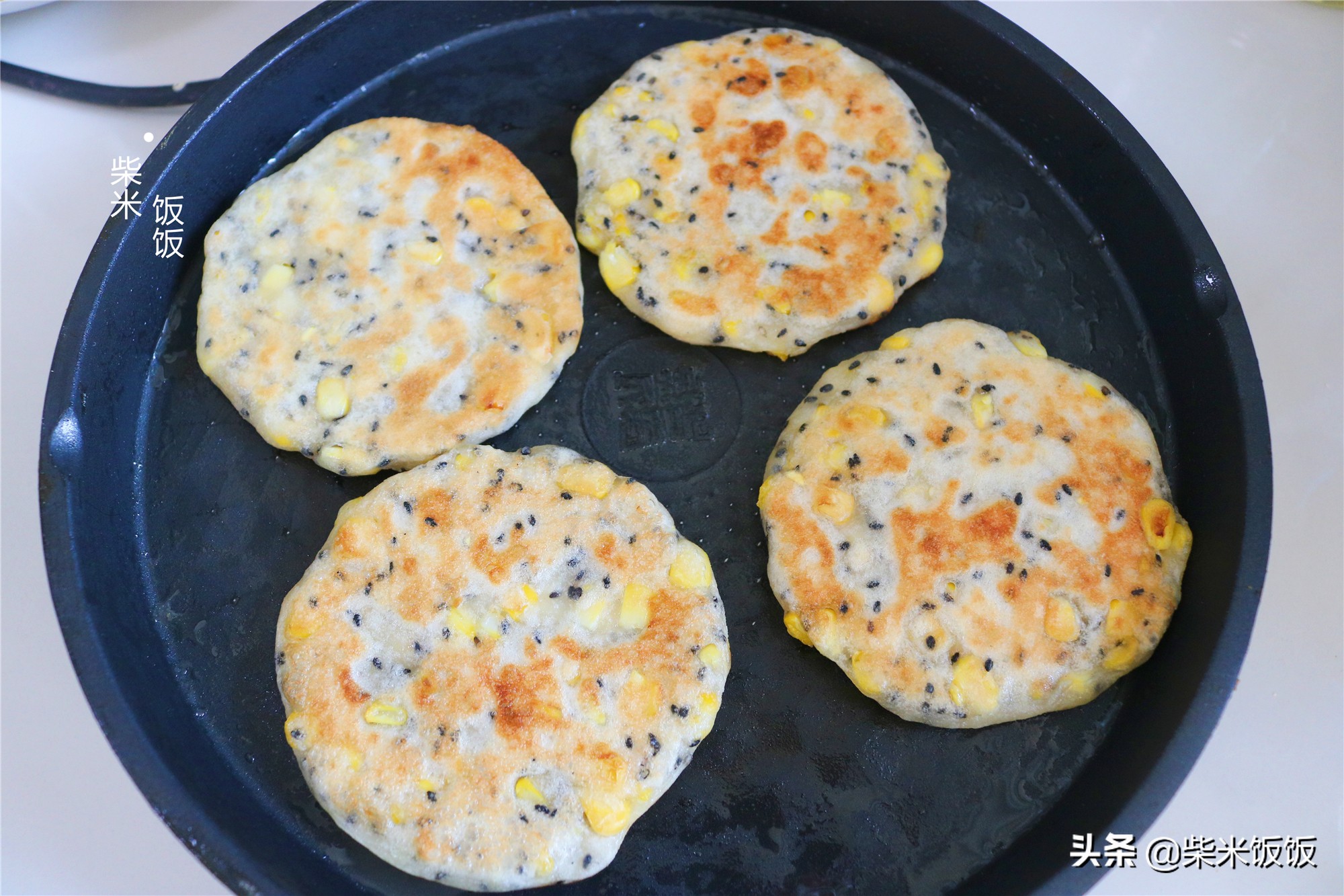 夏季玉米正鮮嫩，搭配這兩種麵粉烙餅，又香又軟，早餐吃很合適