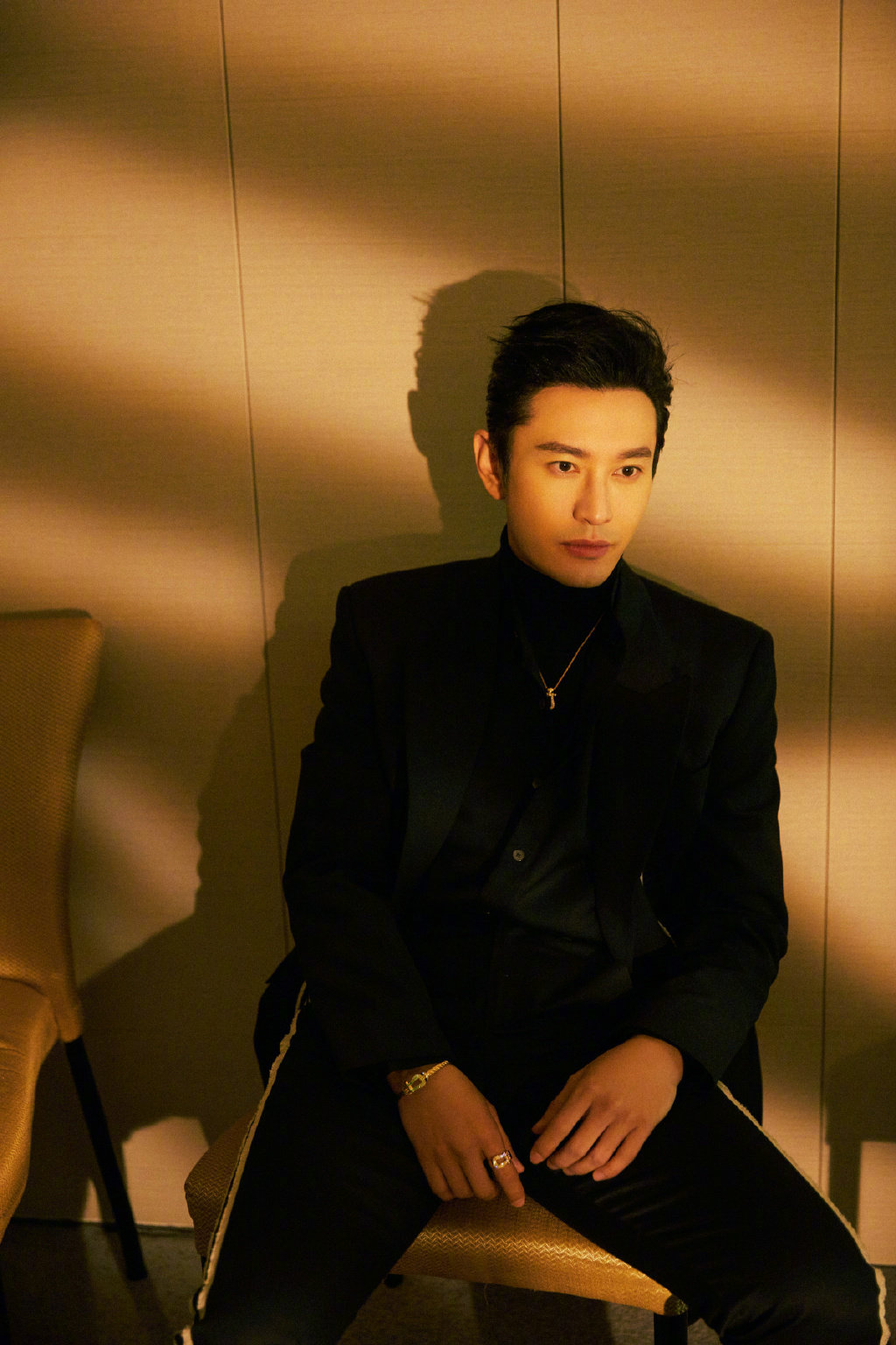 暴瘦30斤的黄晓明好清爽！穿西装变真颜霸，表情