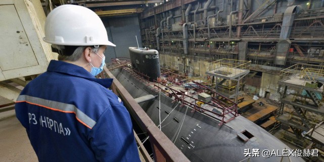 印度海军玩“花活”：潜艇全员出来拍合影，有