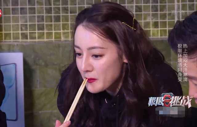 热巴蒸桑拿热到“脱妆”，不小心露出素颜后，