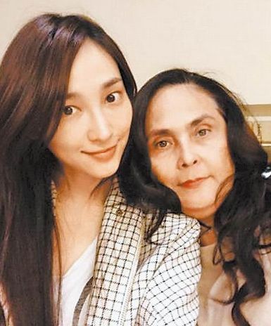 富豪男友变一贫如洗？吴佩慈用4个孩子和近10年