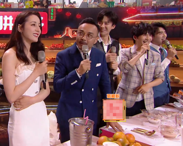 热巴直播时被求婚，汪涵慌忙抓住男人手腕，谁