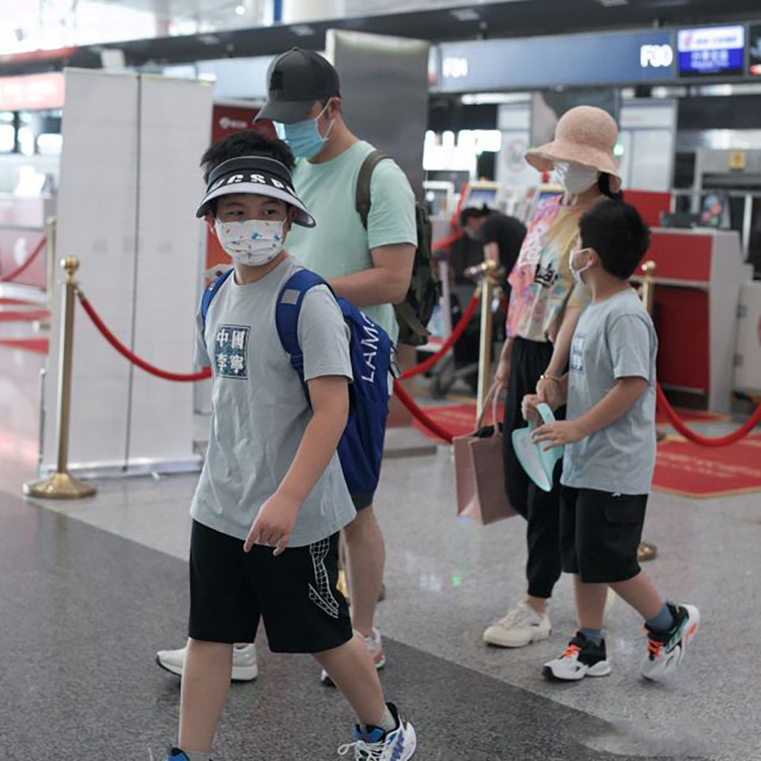 沙溢胡可一家四口出行，安吉小鱼儿长高不少，变圆润越来越像爸爸