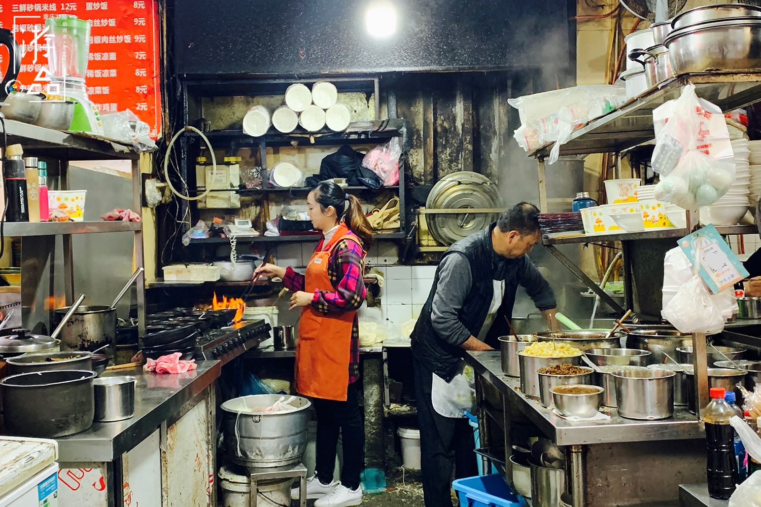 重庆街头餐馆多，面积小但五脏俱全，经营者还都是夫妻