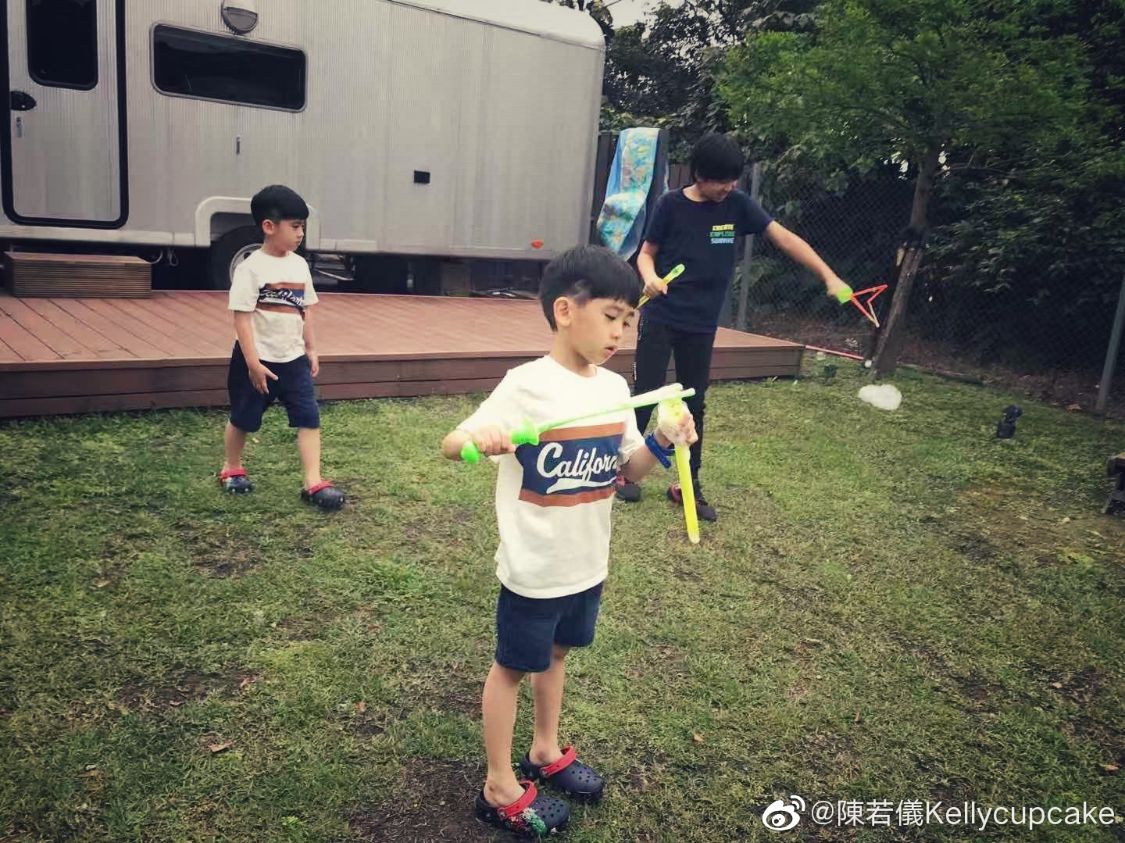 林志穎嬌妻陳若儀曬露營照片，Kimi長成大男孩，雙胞胎出鏡超可愛