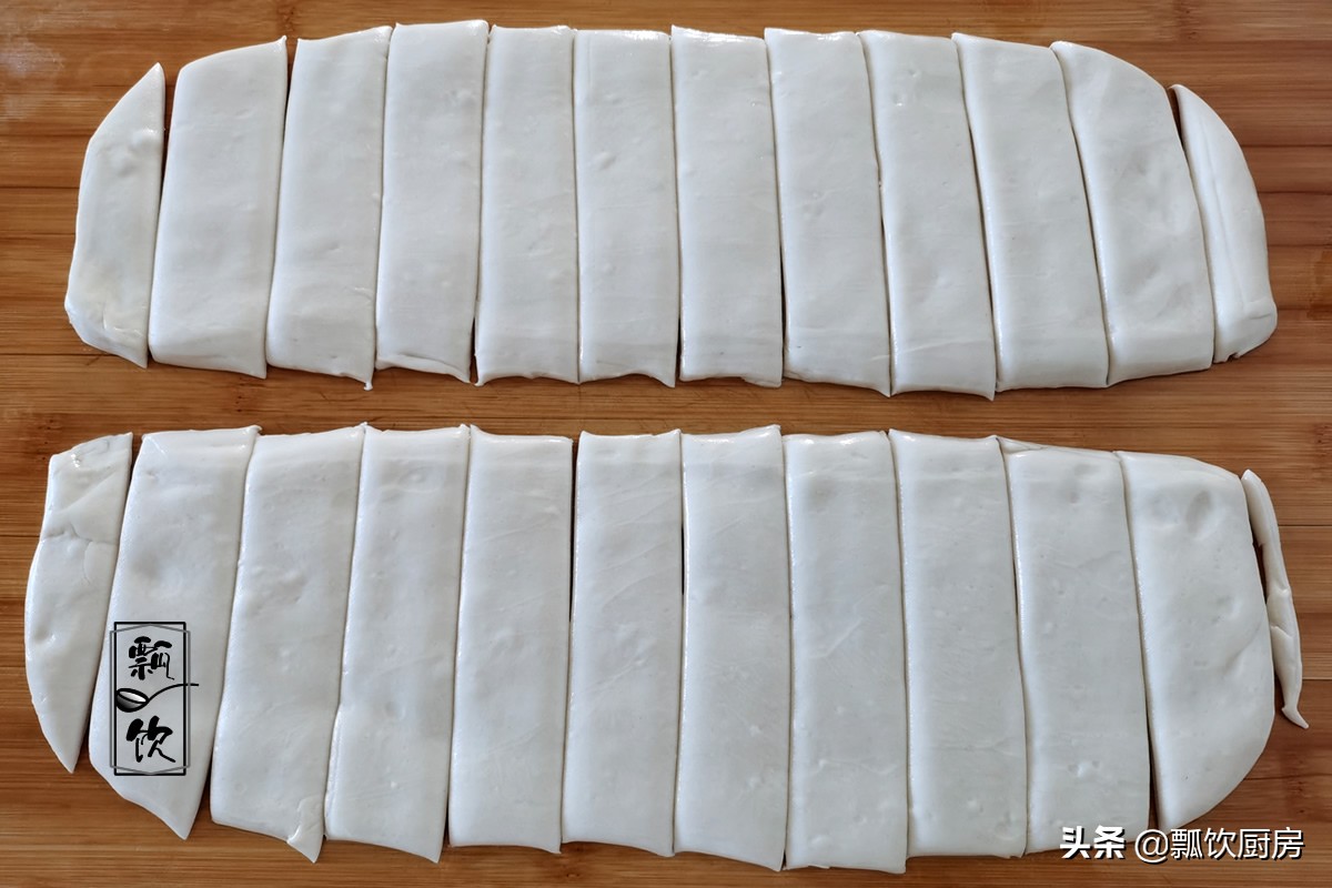 做油条新方法，外酥里软鼓大泡，告别干硬，软的弯腰，凉了都不硬