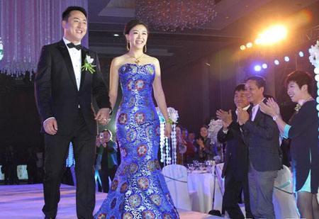 67岁老艺术家濮存昕，驼着背为学生讲课！女儿结