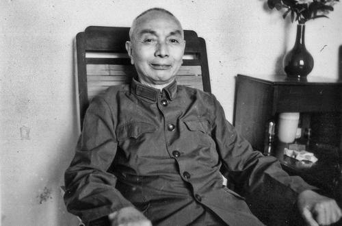 奉命长期潜伏在蒋介石身旁的三名地下党，从未暴露身份，他们是谁