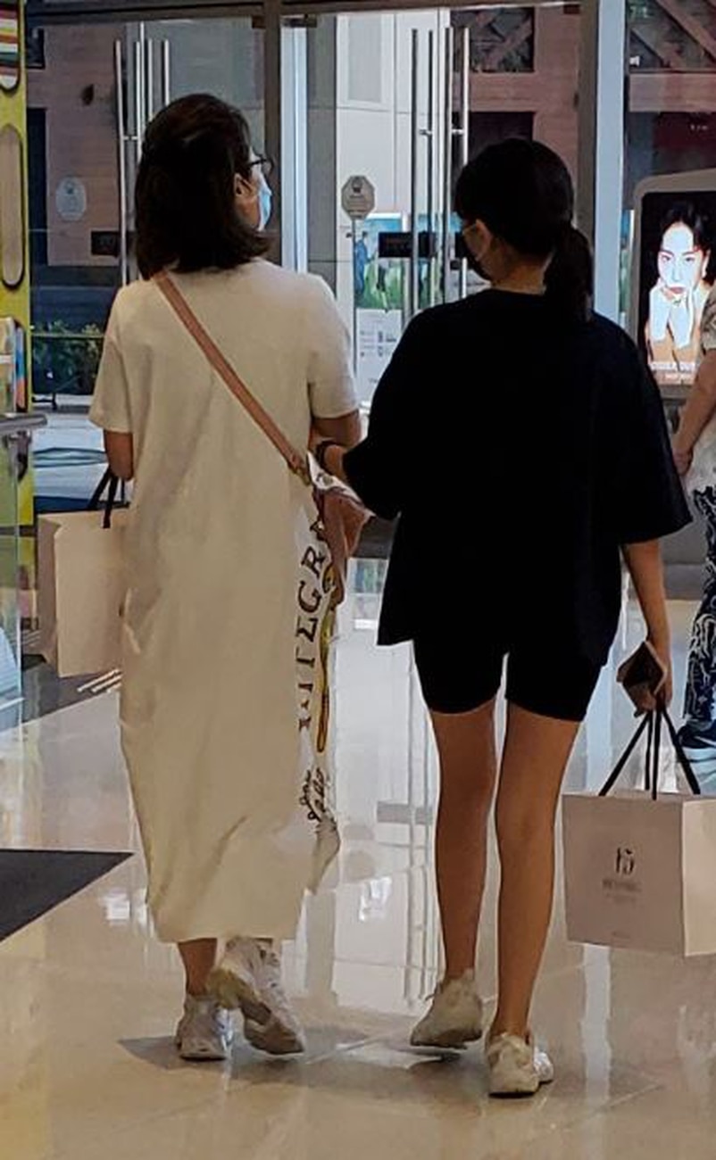 关咏荷现身商场，美貌好身材被赞保养有道，牵着女儿像姐妹