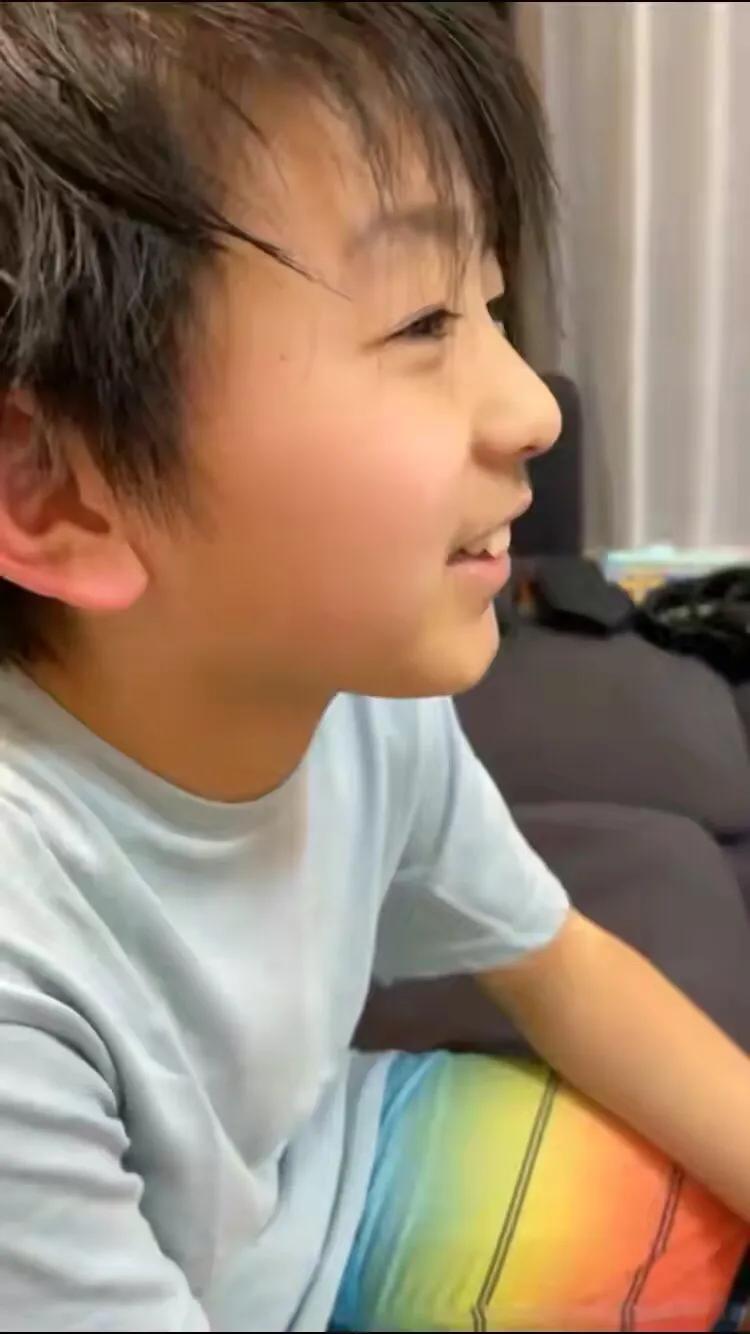 張柏芝拍廣告道具相框搶鏡，Lucas和小Q向媽媽獻吻超有愛