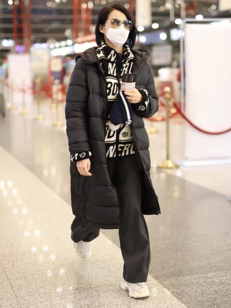 胡杏兒帶小兒子現身機場，奕霖被抱懷中乖巧可愛萌態十足