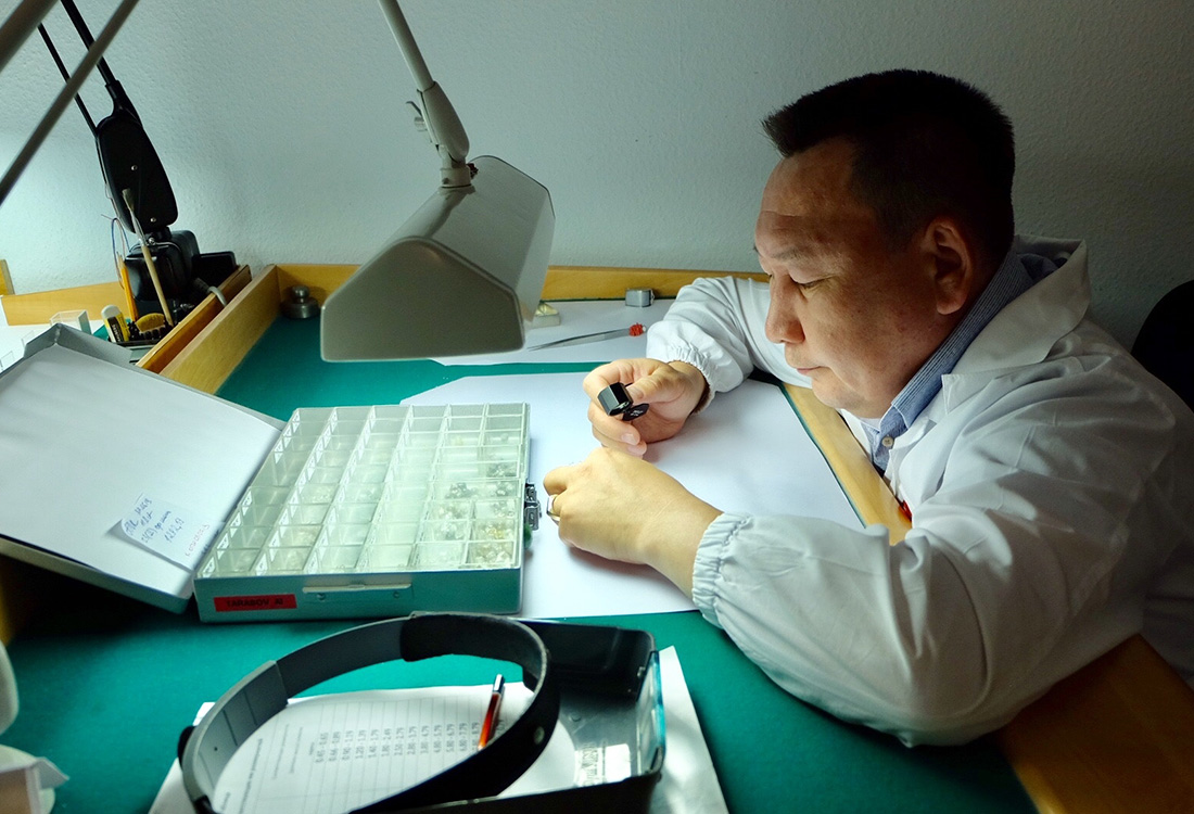 实拍俄罗斯最大钻石矿场，直接钻石诞生过程，原来是这么操作的