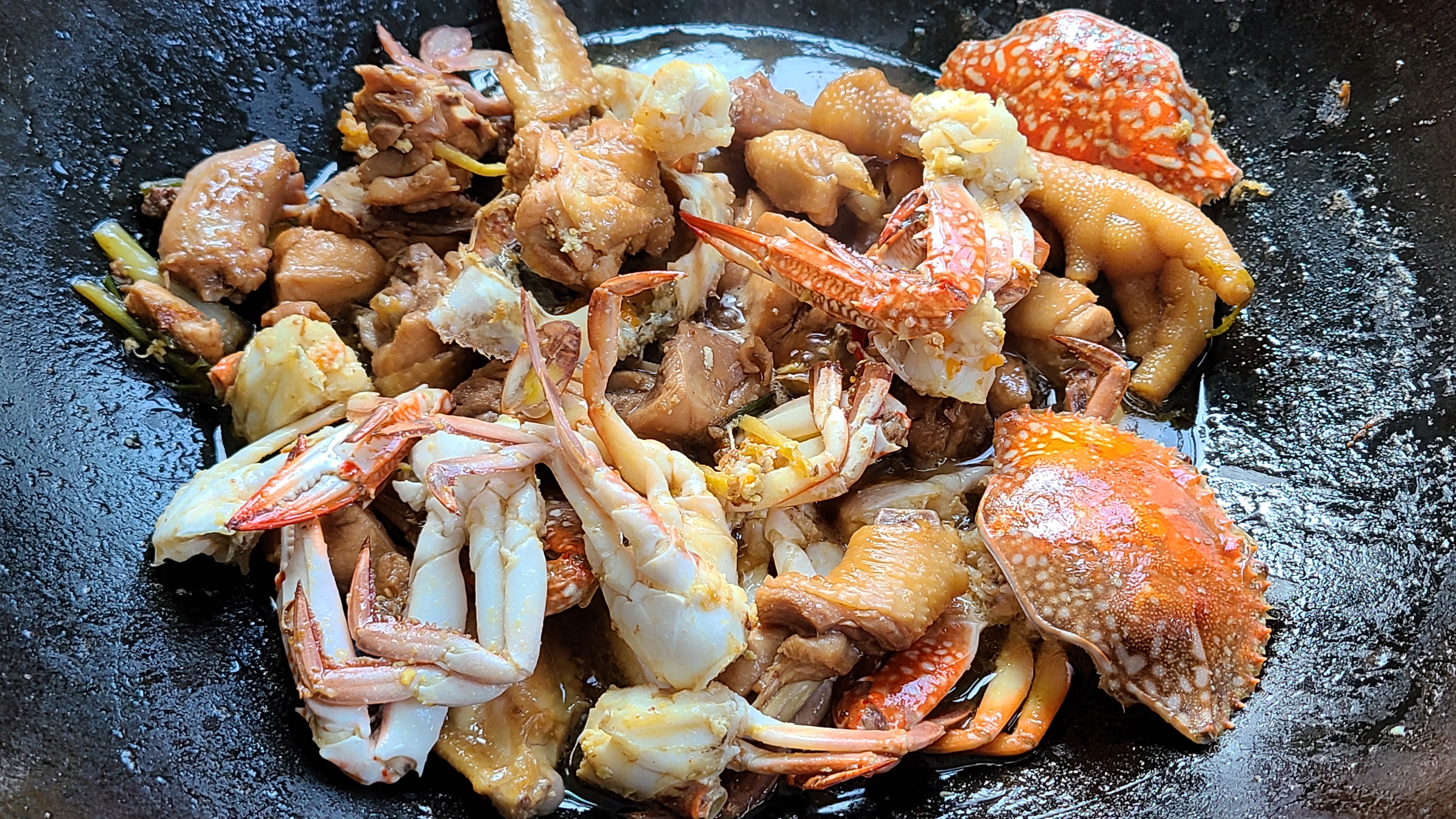 螃蟹燜雞的做法，香味濃郁，好吃下飯，看著肚子都餓了