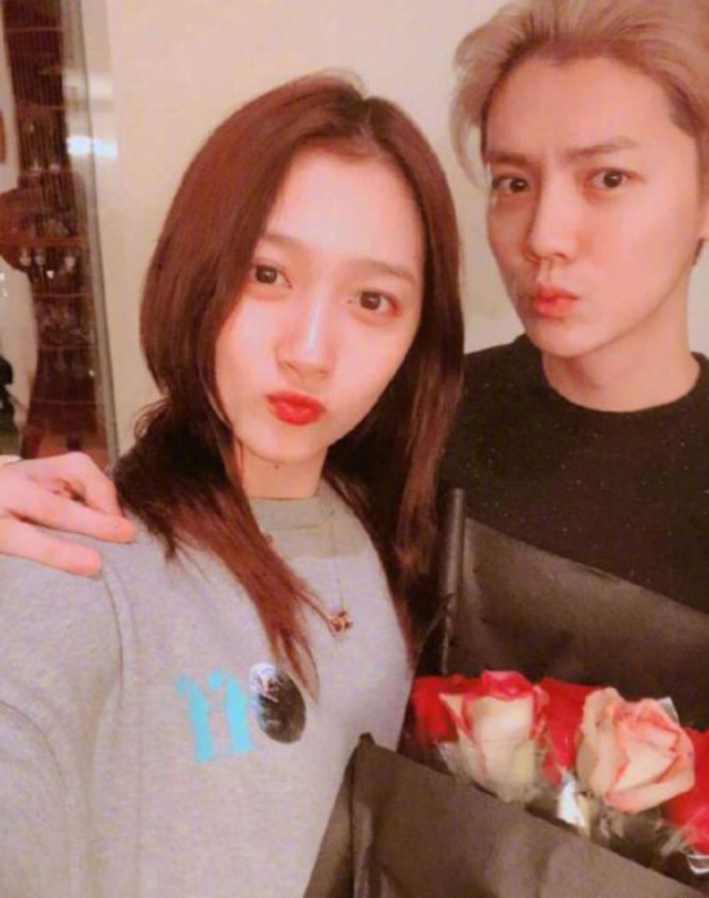 鹿晗穿情侣装撒糖，此前关晓彤曾穿同款与他过