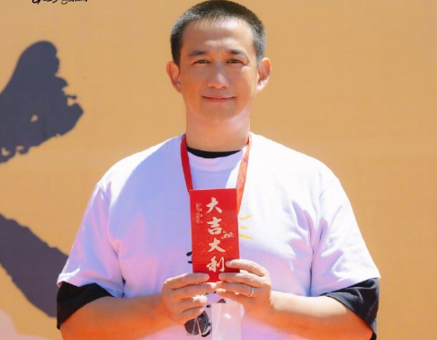 黄磊4岁儿子正脸首曝光！一脸呆萌留着寸头，穿破洞裤打扮潮流