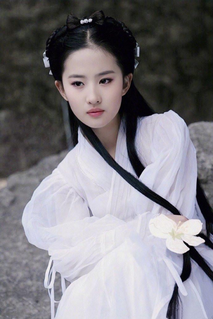 6版王语嫣不比不知道，有人美成经典难忘怀，有人却被嘲像村姑