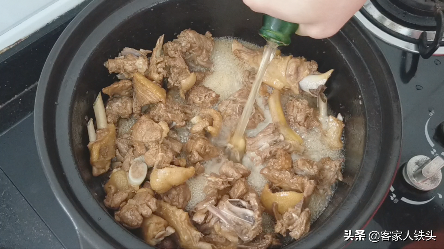 鸭肉别直接下锅炖，加2个土豆做一锅，好吃不腻，孩子都不挑食了