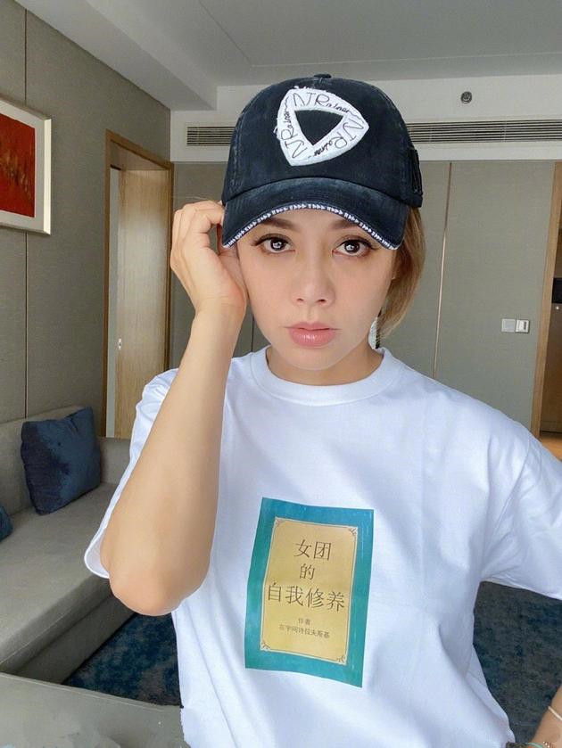 粉丝让华晨宇做吃播，粉丝让何炅出道，粉丝让