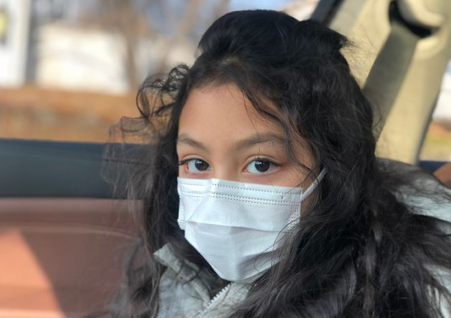 刘烨女儿近照曝光，满头卷发尽显异域风情，却被两颗大板牙抢风头