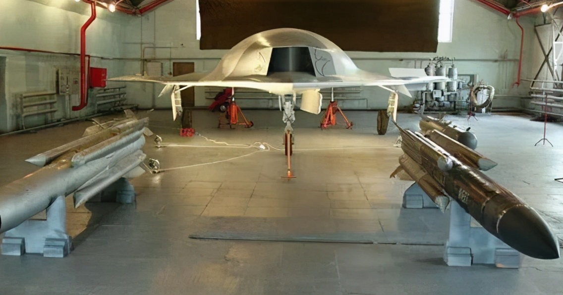 隐身战机配无人僚机，主战坦克配机器人，俄军