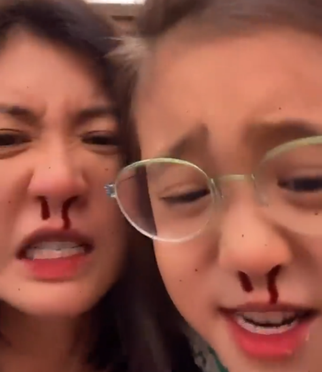 咘咘姊妹在家玩嗨了，姐姐直视镜头搞怪，4岁波妞放飞自我