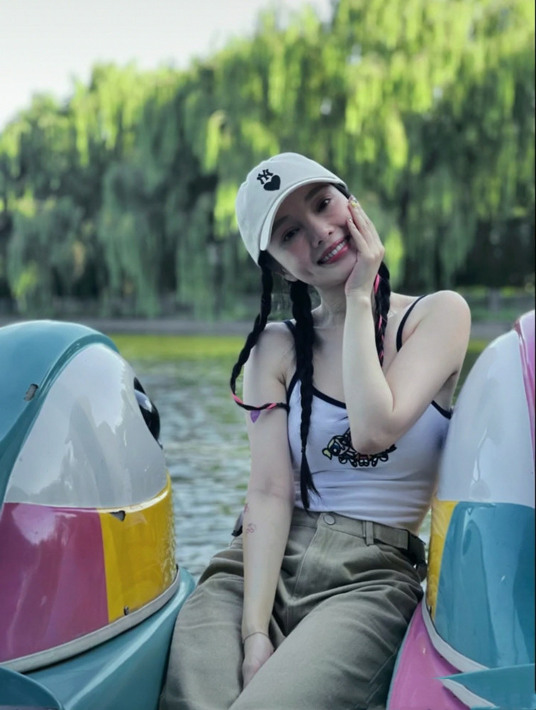 李小璐带娃划船，穿吊带手臂纹身抢镜，甜馨皮