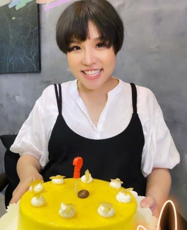 谢依霖孕后晒照，当妈后瘦出“漫画腿”，儿女