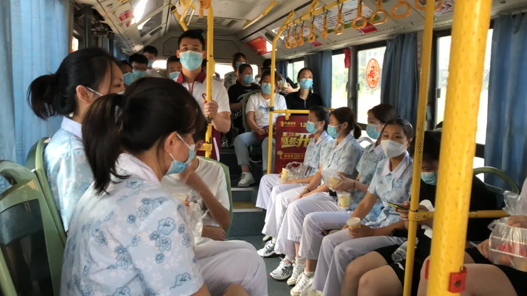 央视新闻｜上海中医药大学协爱医院志愿者“莆田抗疫”最美的身影