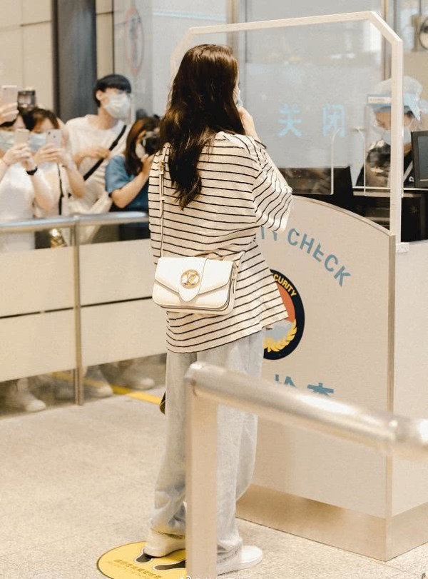 迪丽热巴被求婚后现身机场状态不佳，助理寸步