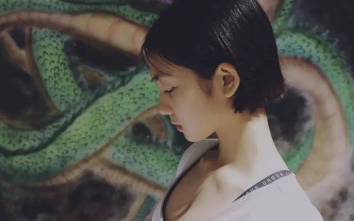 孫莉曬與兒女玩雪照，7歲多妹氣質出眾，網友卻分不清媽媽和女兒