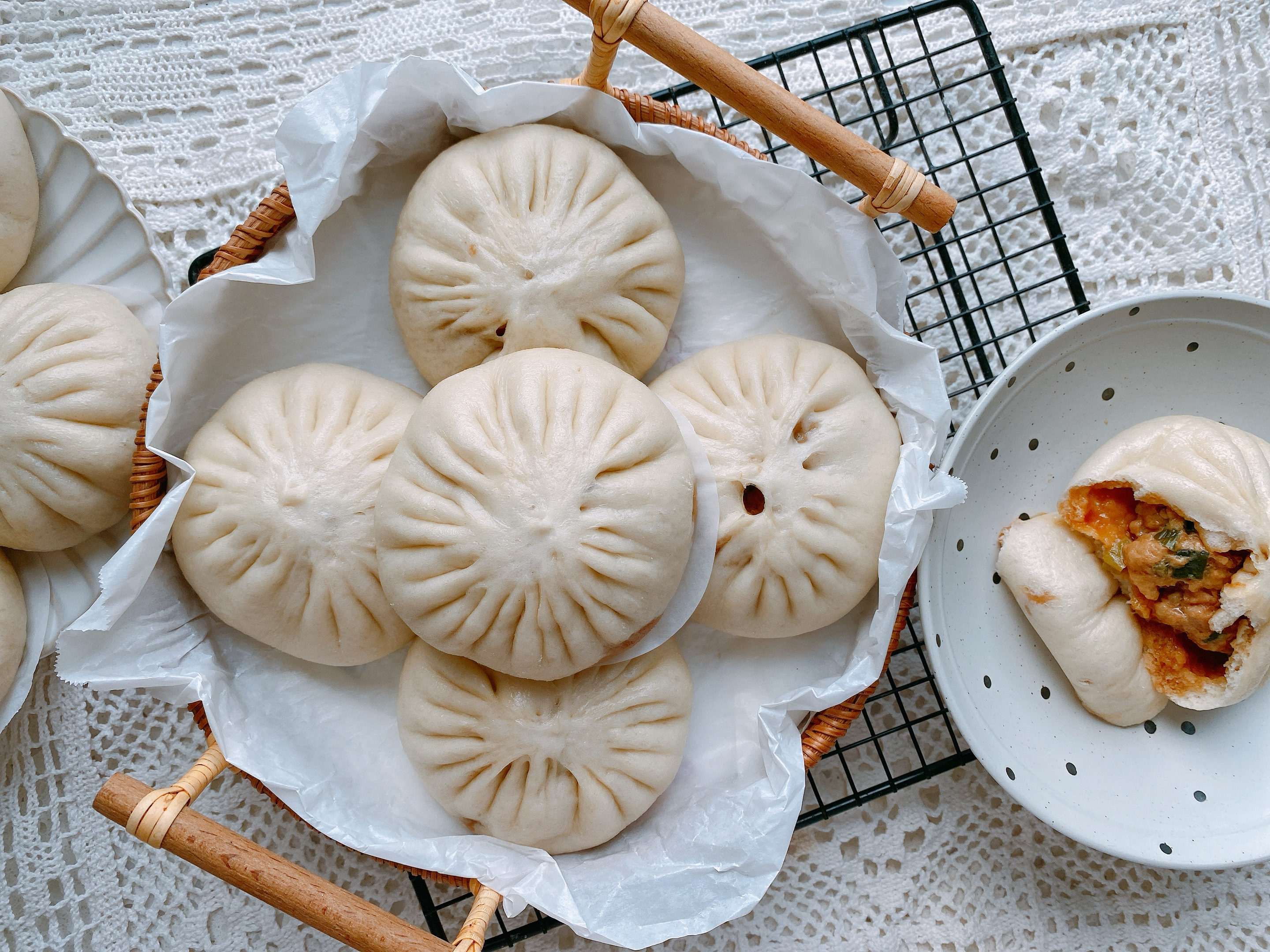 猪肉降价了自己在家做肉包，掌握3点，蓬松暄软，咬一口满嘴汤汁