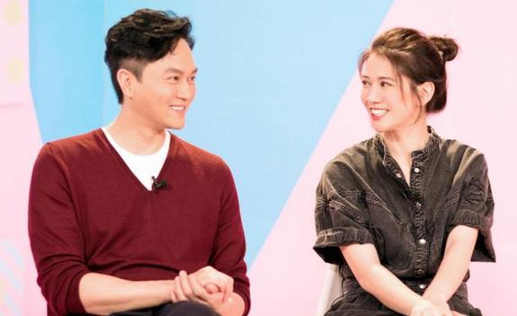 网友偶遇袁咏仪买名牌包，张智霖在旁等候，随时准备掏15万元买单