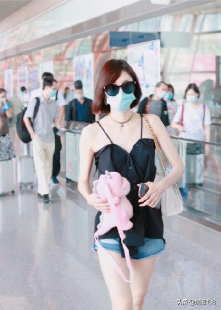 王丽坤最新机场照，黑色吊带搭配牛仔短裤，既凉快又时尚