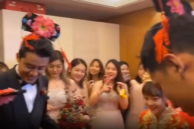 邓伦又当伴郎！穿帅气西装提礼物一路小跑，戴清宫头饰被伴娘捉弄