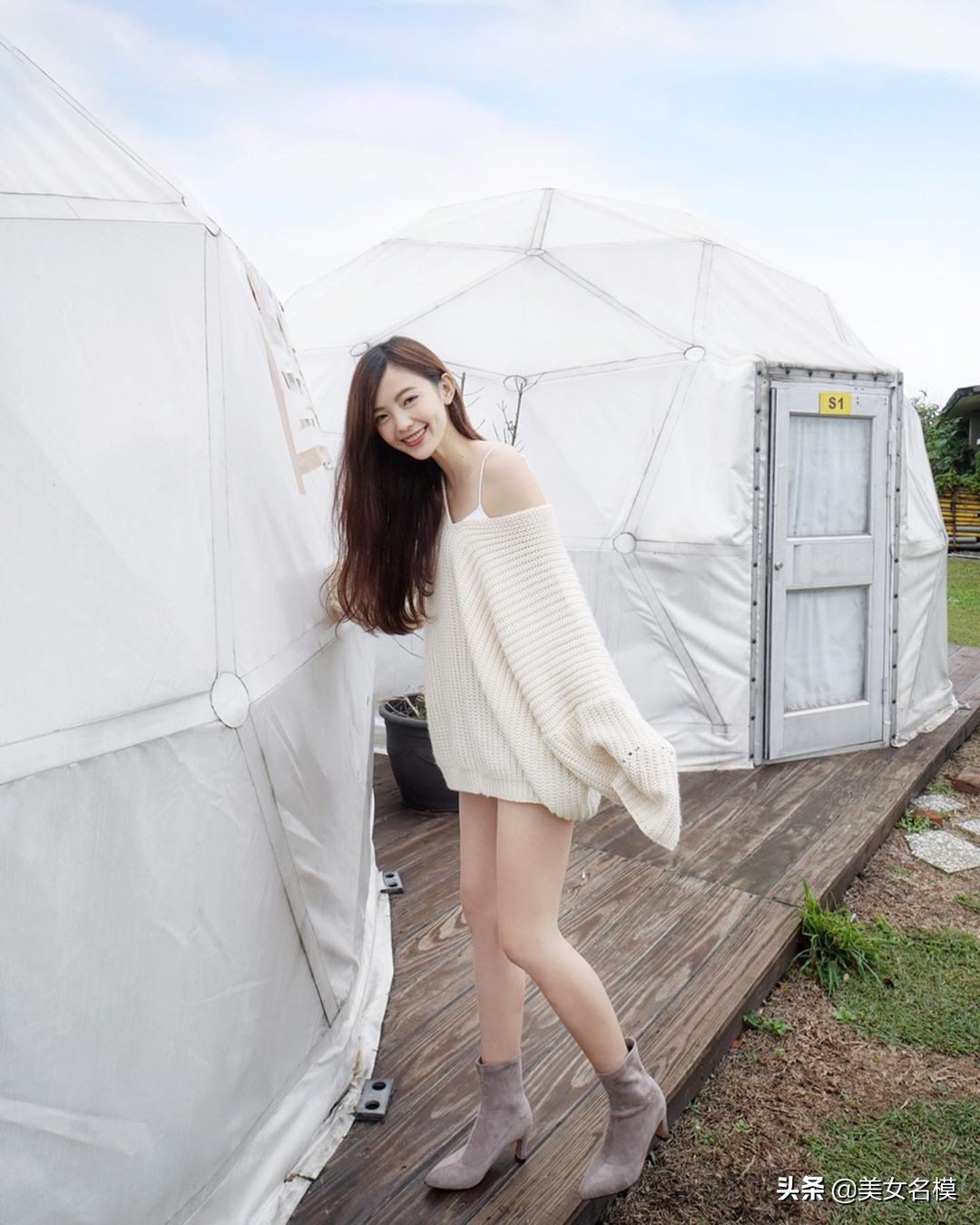 露肩裝，秀出冰肌玉膚雪白香肩！