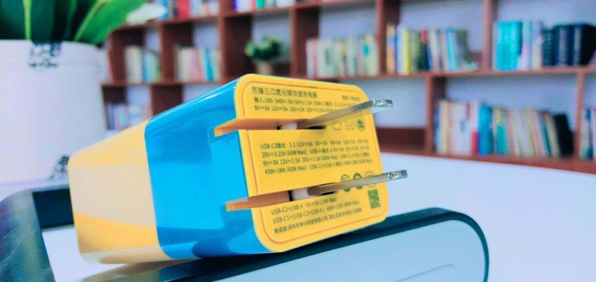 可爱呆萌实力不凡，努比亚三口的氮化镓充电器小黄人版极速体验