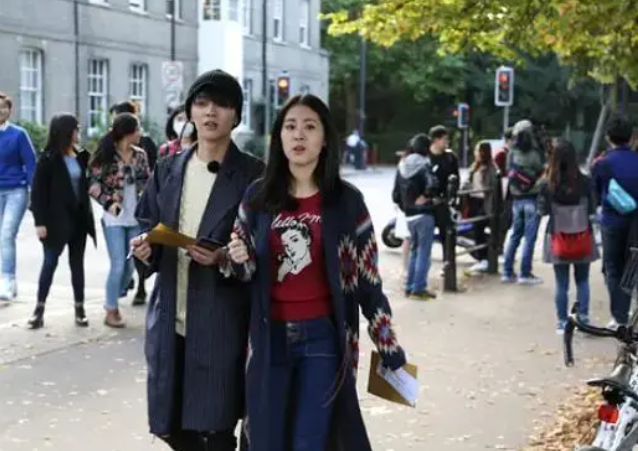 碧晨|华晨宇张碧晨抱女儿合影曝光！小公主取名华迎晨 一家三口同框甜蜜气息溢于言表