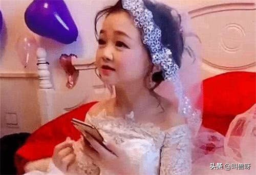 90厘米“袖珍女孩”，不顾父母反对生子，孩子出