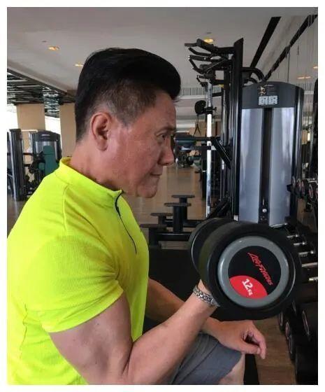 批评女明星发胖的时候，也请注意我国男星灾难