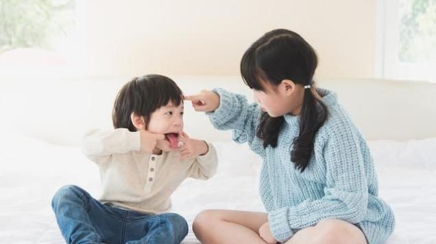 当孩子被小朋友威胁“我再也不和你玩了”时，家长的教育很重要