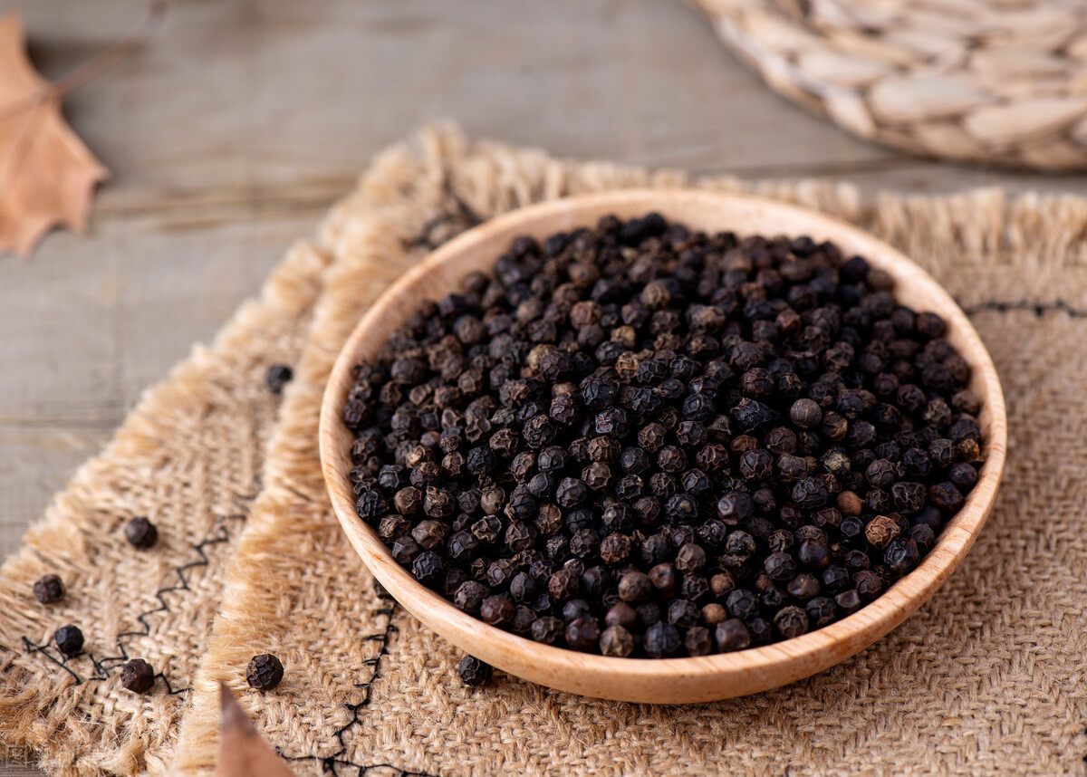 黑胡椒和白胡椒有何区别？才知道区别这么大，用错还会毁掉一锅菜